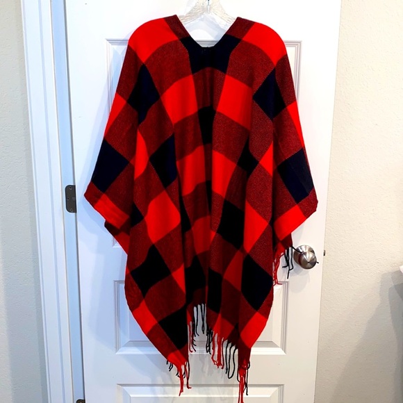 Nwot Fleece Blanket Poncho Cardigan One Size Red Black Buffalo Check Fringe Warm - Picture 6 of 9